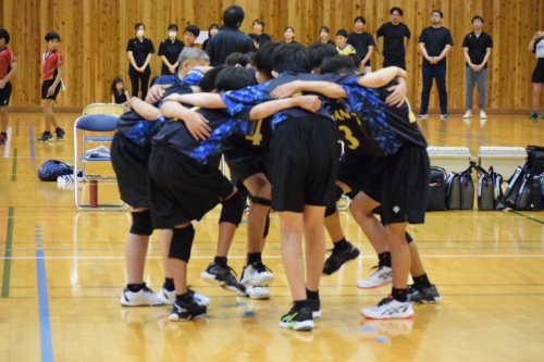 試合前に円陣を組む粟野チビッ子の選手たち