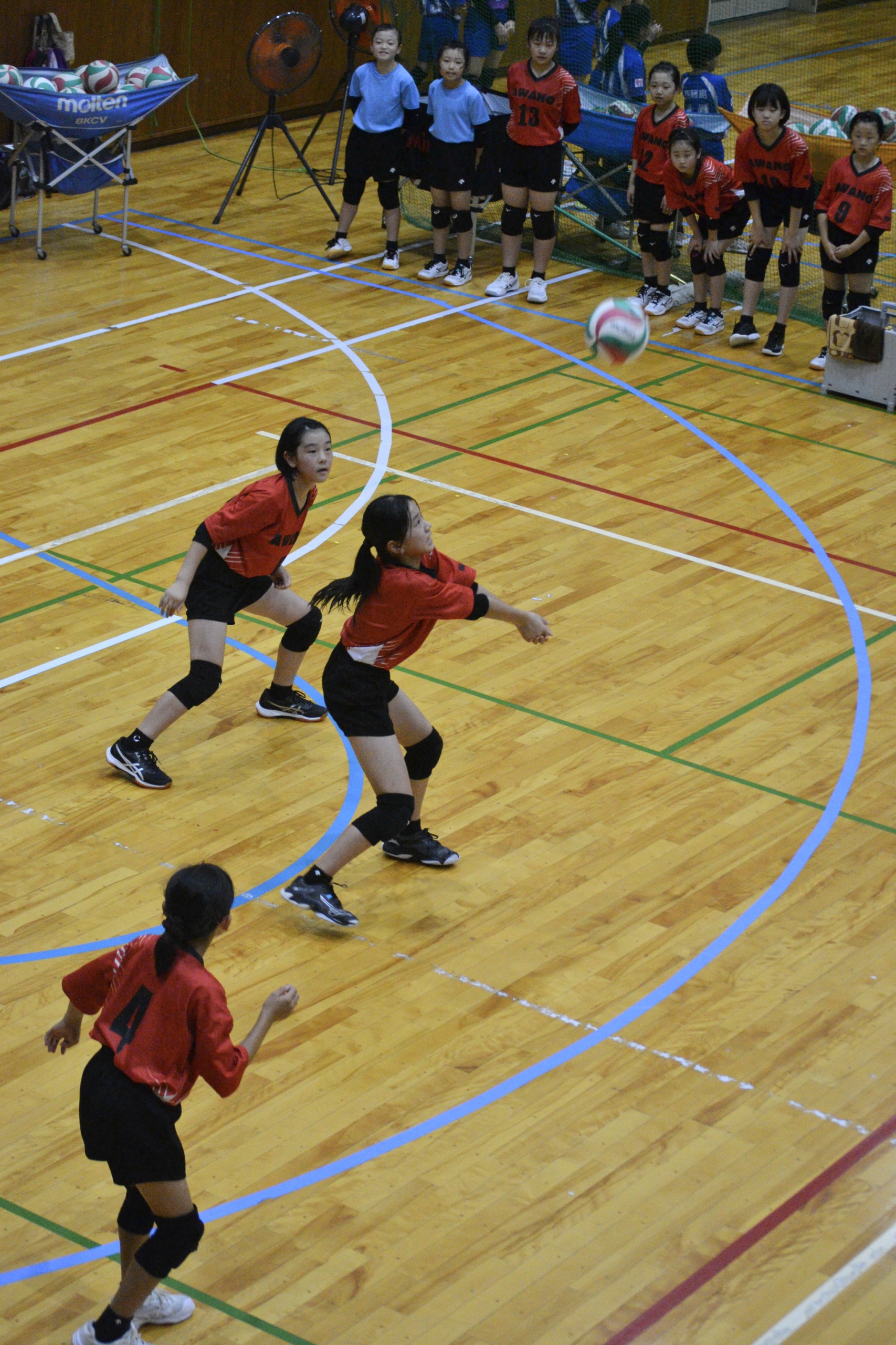 越前市大会でボールをつなぐ粟野女子チーム