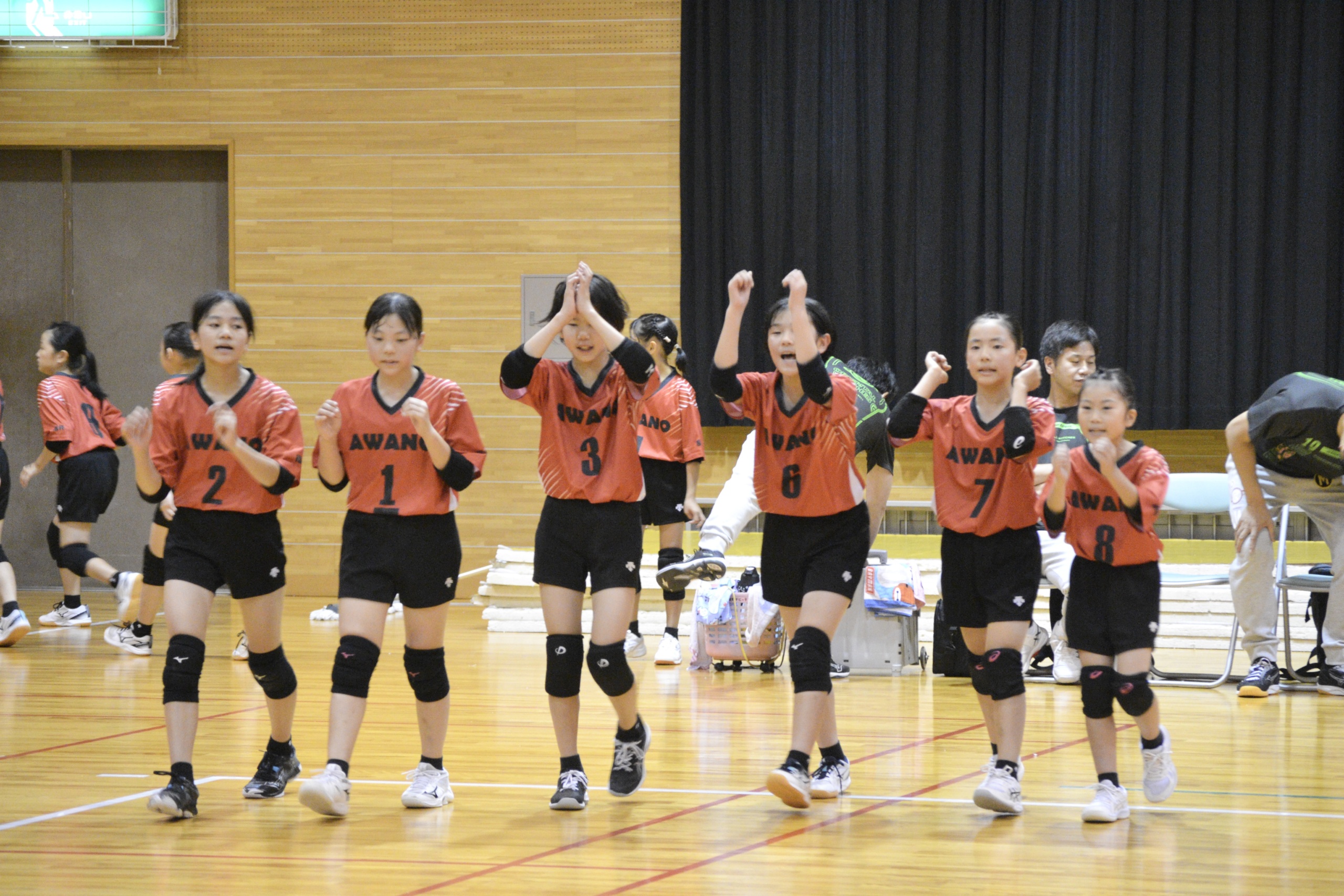 コートに入る粟野女子チームの選手たち