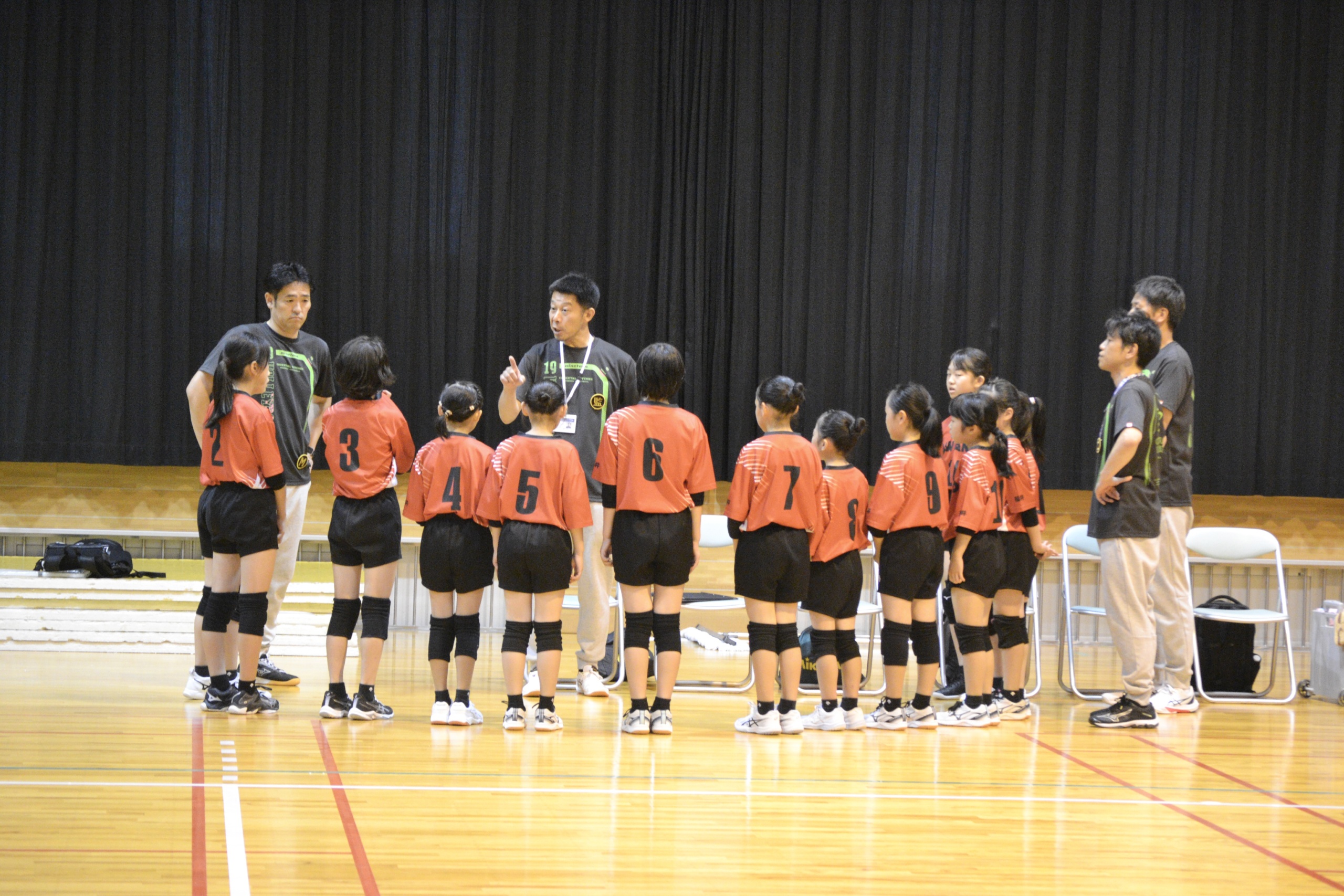 試合前に指導者の話を聞く粟野女子チーム