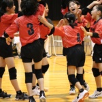 試合中に笑顔で声を掛け合う粟野女子チーム