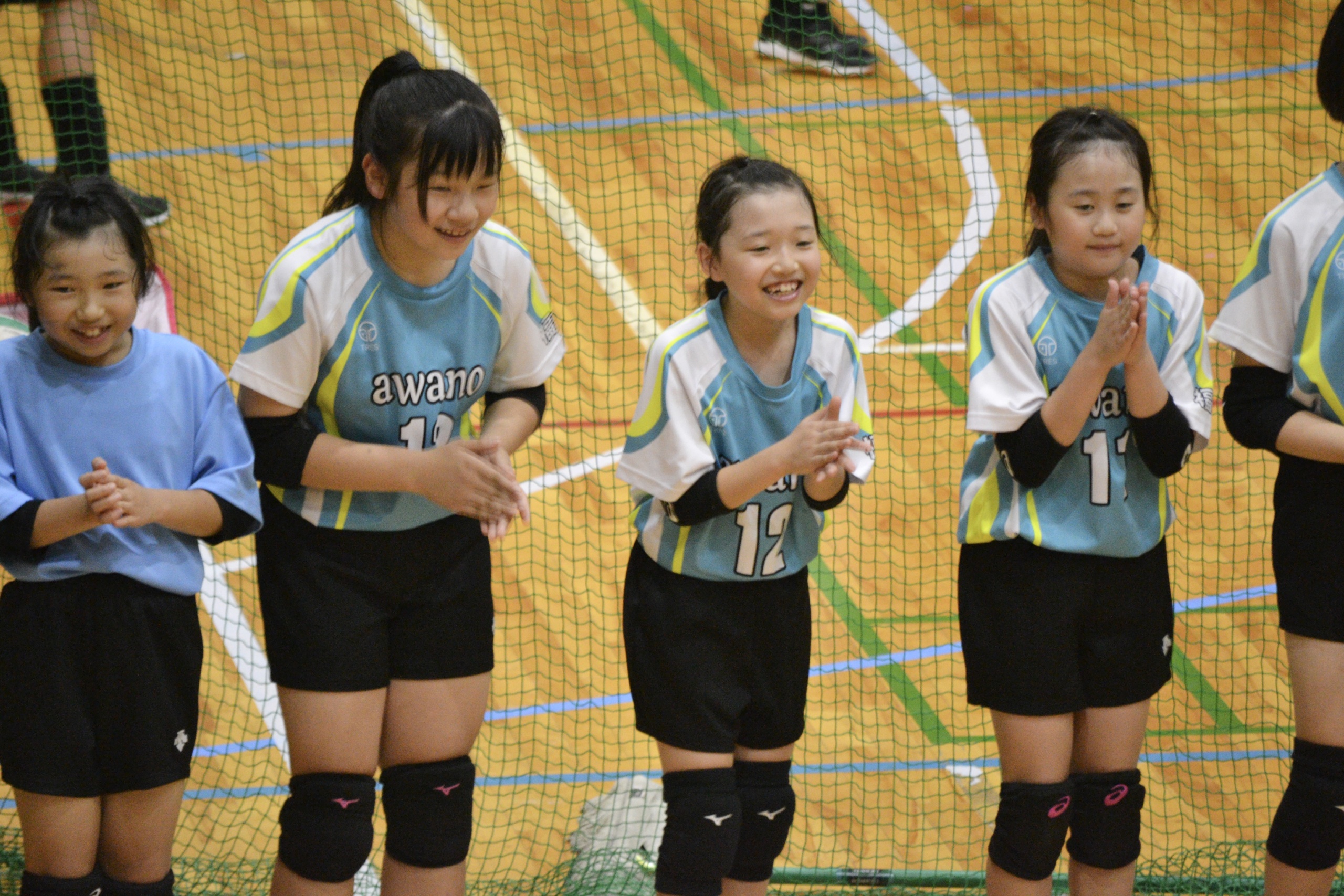 越前市大会で仲間を応援する粟野女子チーム