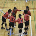 越前市大会の試合前に円陣を組む粟野女子チーム