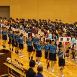 第46回全日本小学生大会福井県大会の開会式に入場する粟野男子チーム