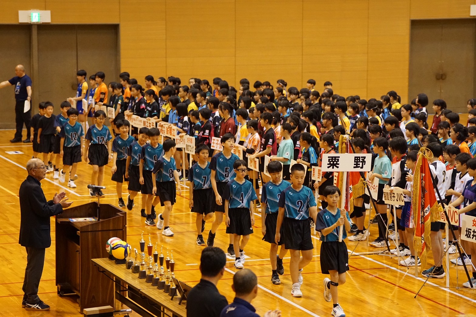 第46回全日本小学生大会福井県大会の開会式に入場する粟野男子チーム