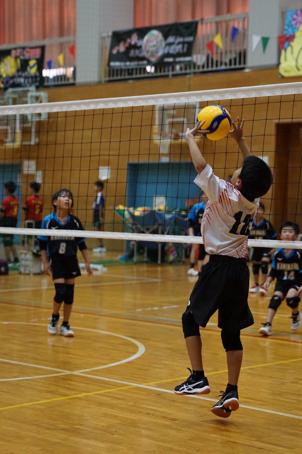 第39回越前市大会でサーブを打つ粟野男子選手