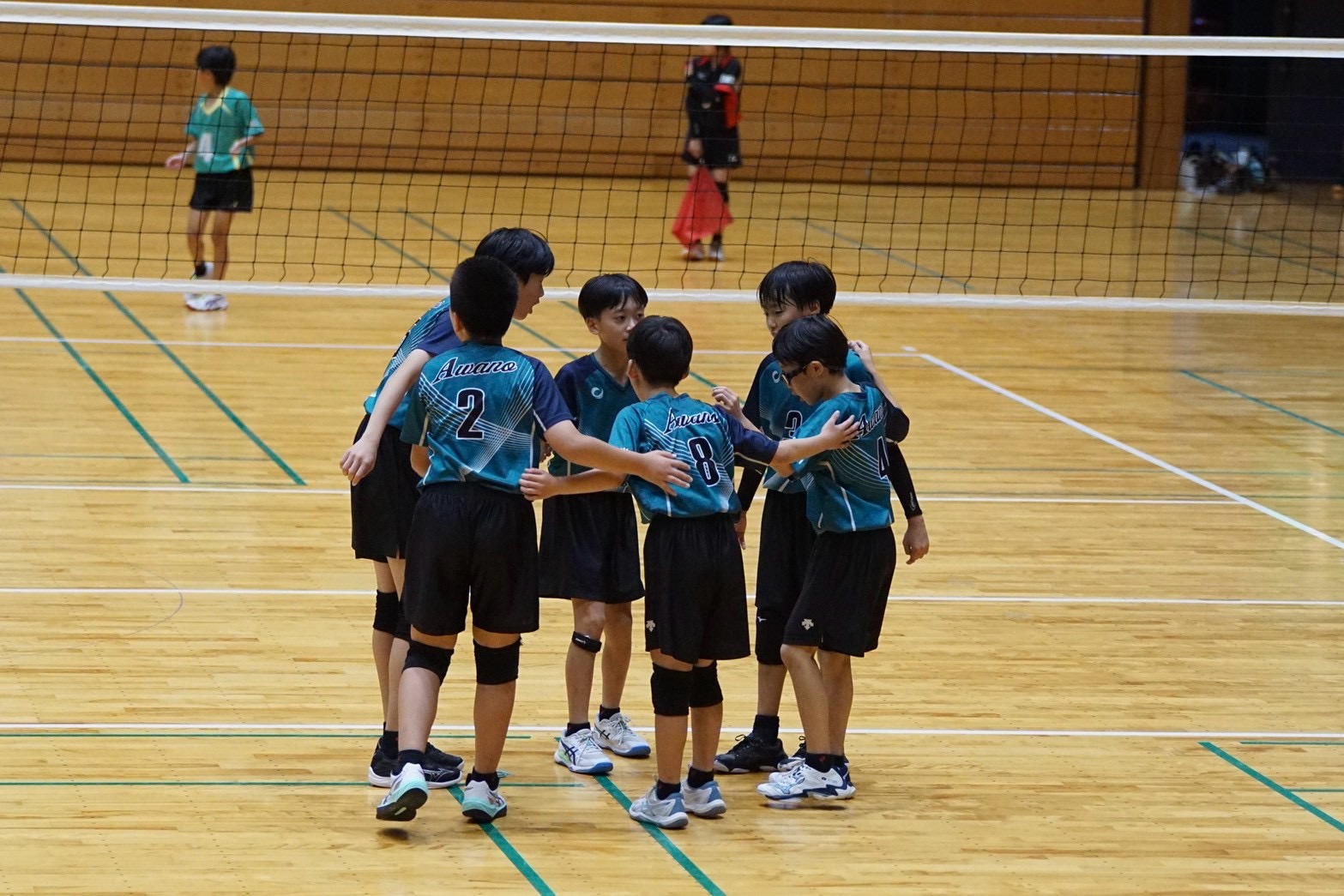 第9回中村杯の試合中に円陣を組む粟野男子チーム