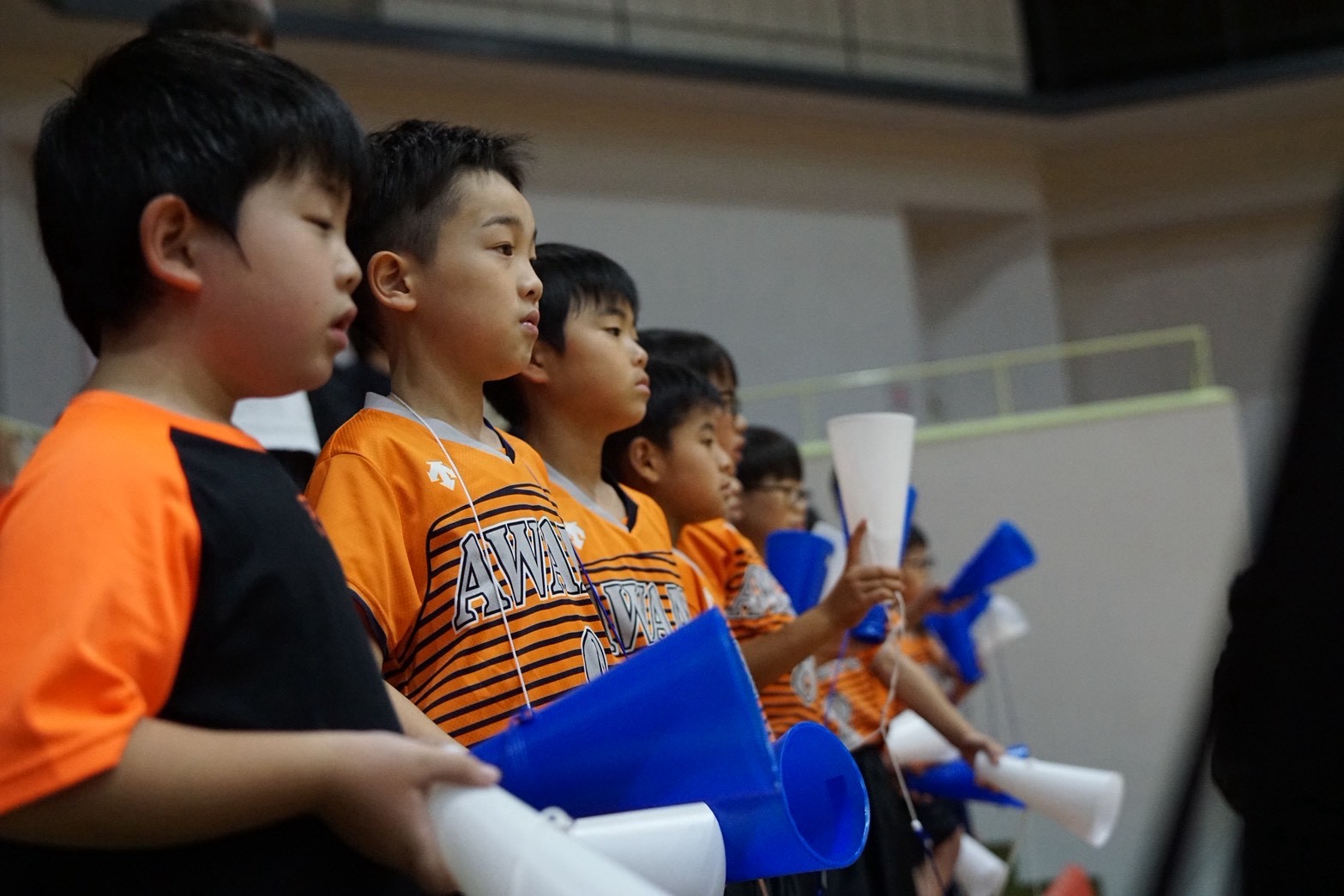第9回中村杯の会場から選手を応援する子どもたち
