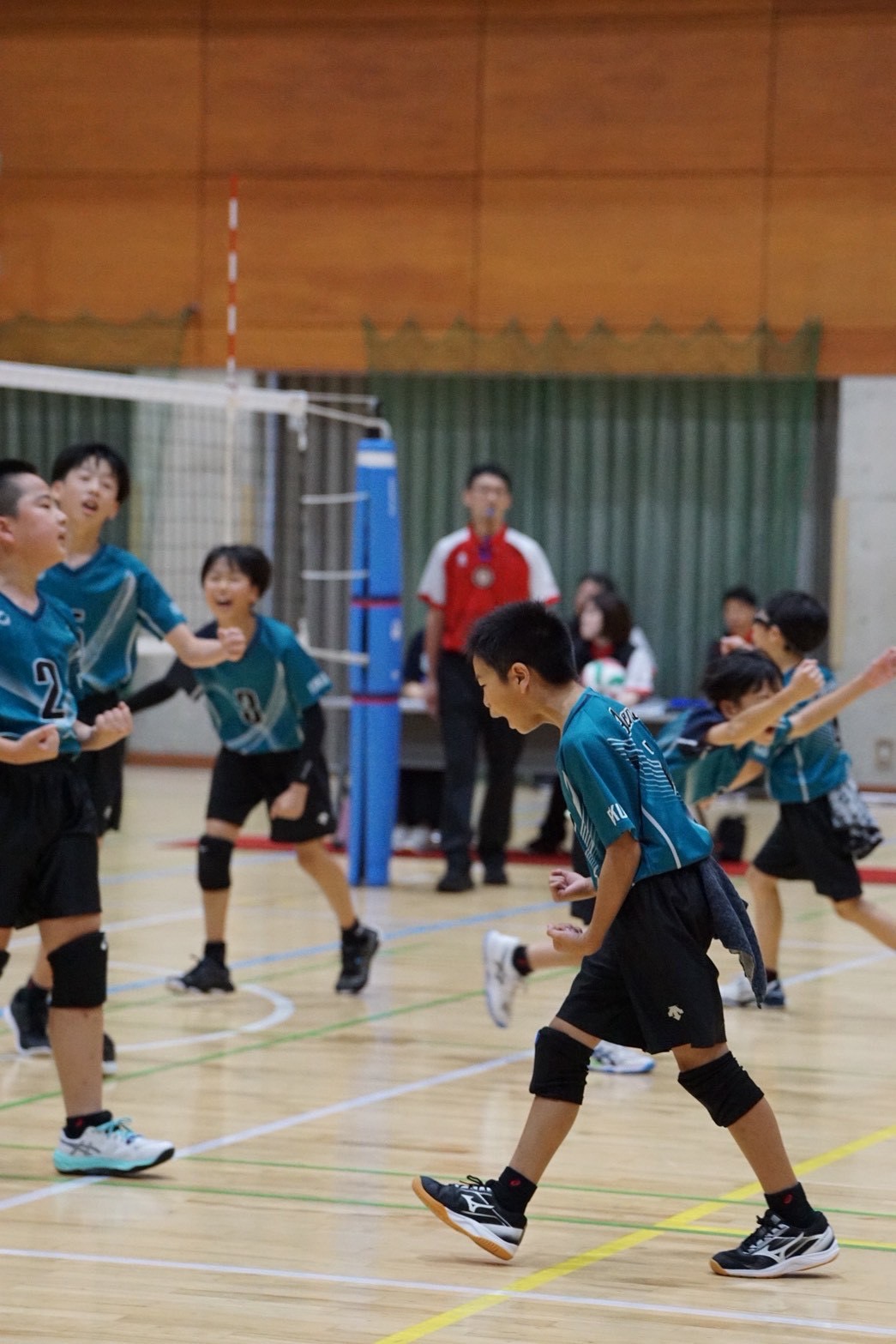 第39回北信越小学生大会でサーブを打つ粟野男子選手