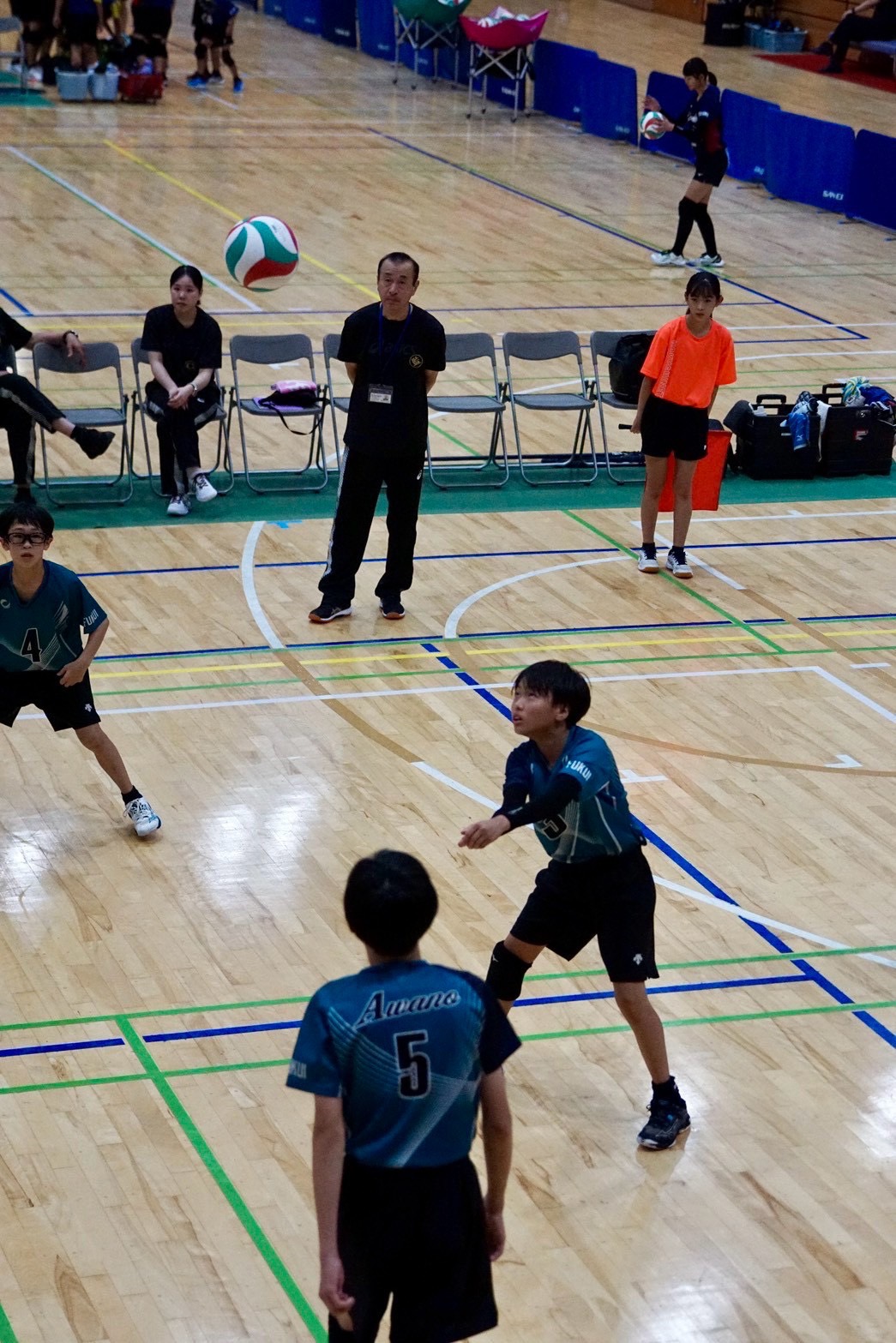 第39回北信越小学生大会で相手コートを狙ってプレーする粟野男子選手