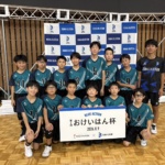 第2回おけいはん杯で大会ボードを囲む粟野男子チーム