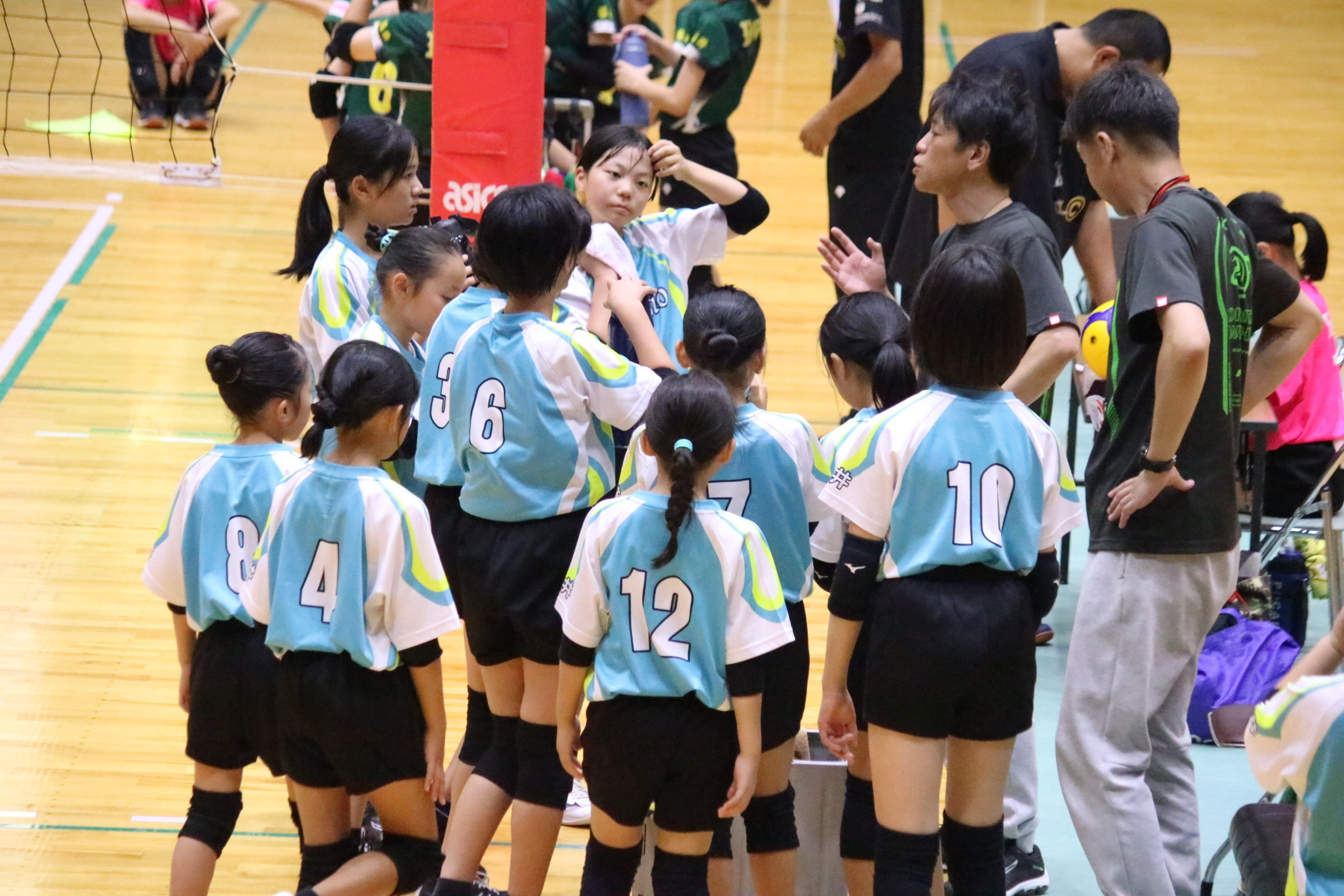 第45回オーイング杯の試合中に作戦を確認する粟野女子チーム