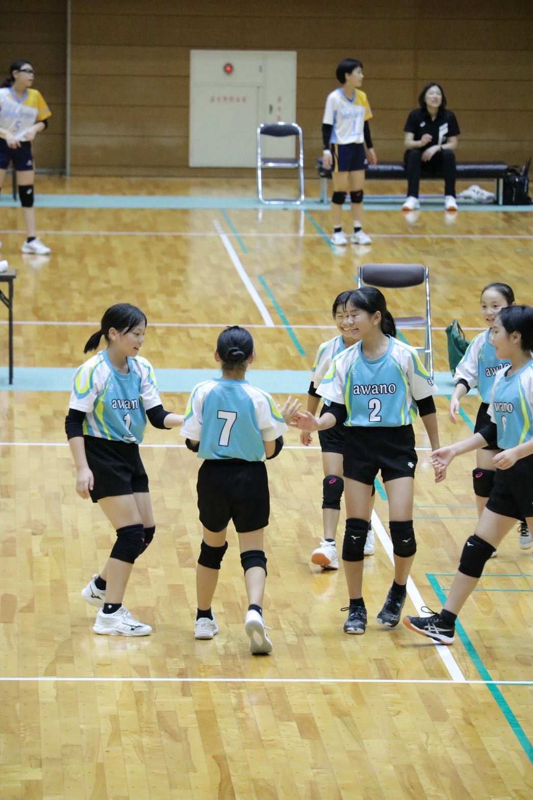第45回オーイング杯で得点を喜びハイタッチする粟野女子チーム