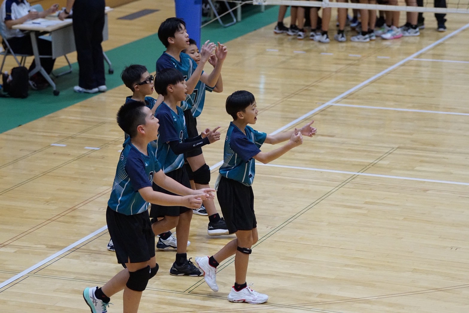 第45回オーイング杯でコートの仲間に声援を送る粟野男子選手たち