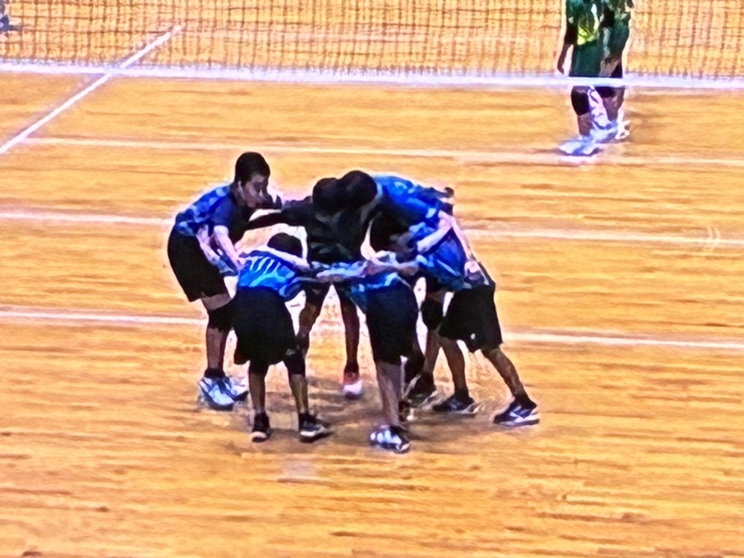 第31回たてべ杯の試合前に円陣を組む粟野男子チーム