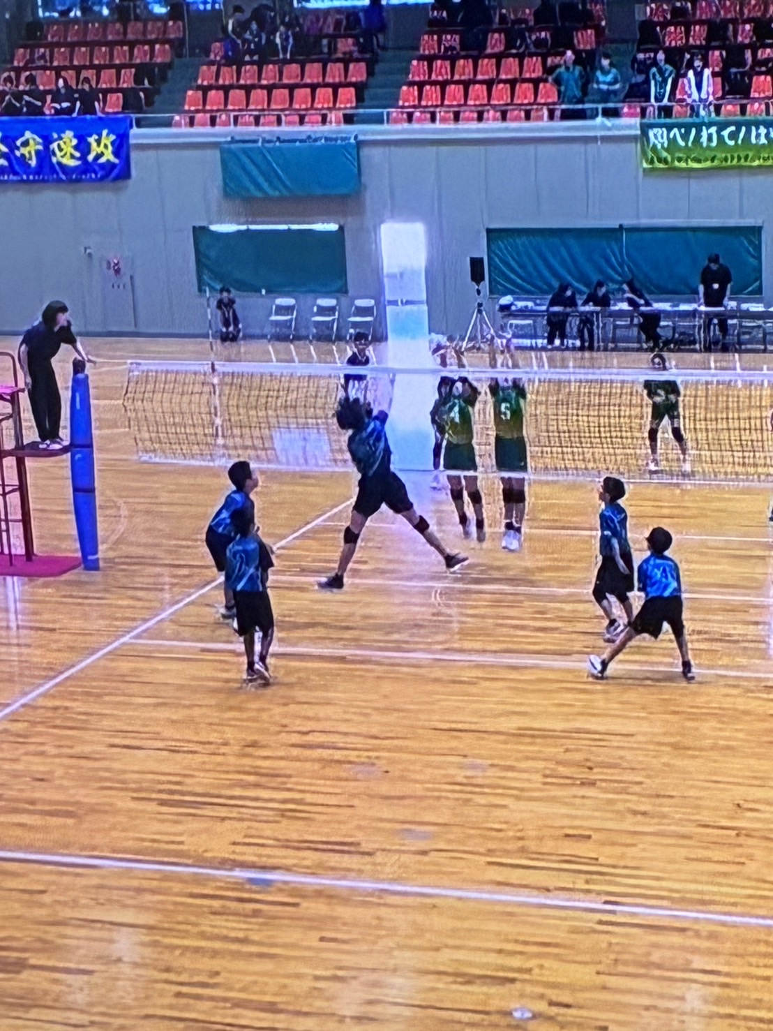 第31回たてべ杯で相手ブロックに向かってスパイクを打つ粟野男子選手