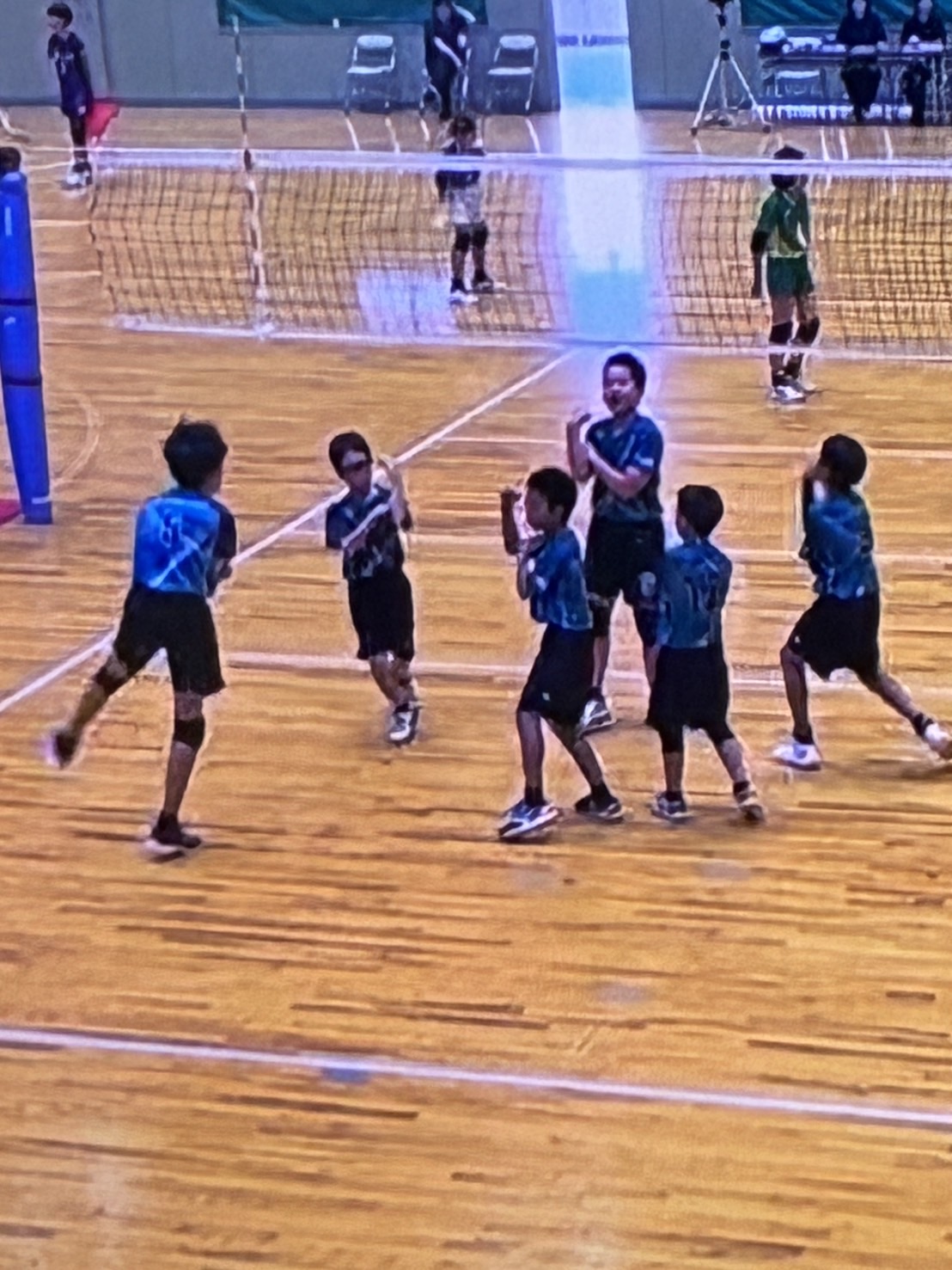 第31回たてべ杯の試合中に得点を喜ぶ粟野男子選手たち