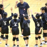第35回福井県ソフトバレーボール大会で円陣を組む粟野女子チーム