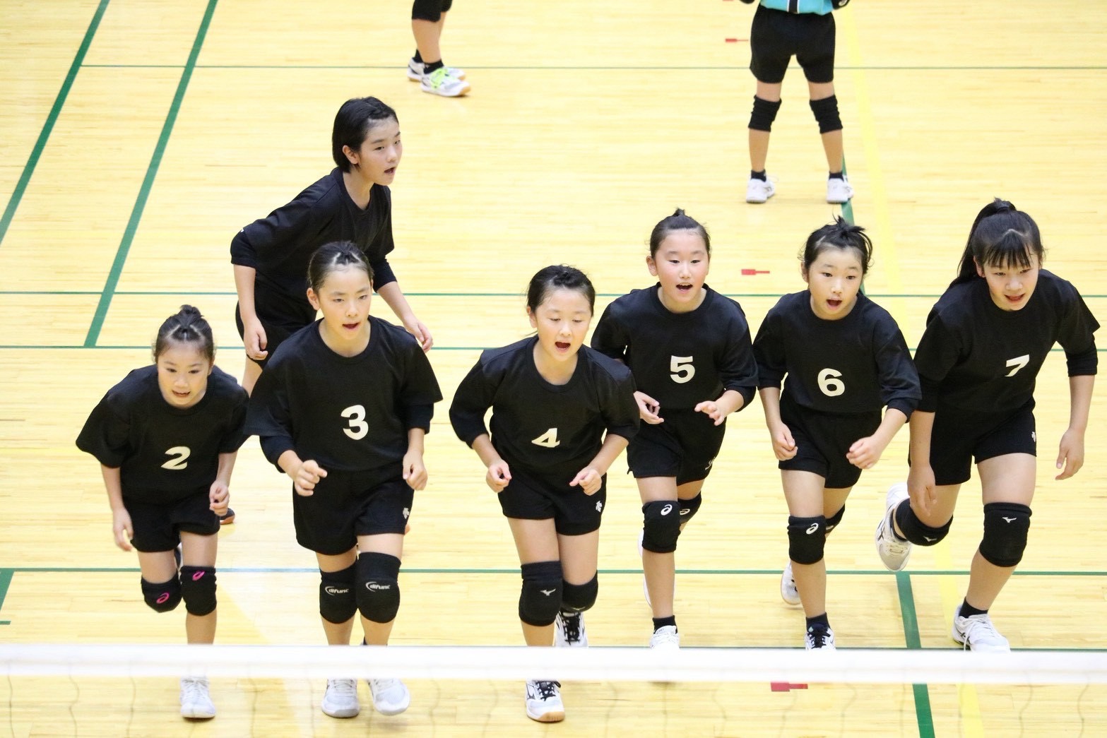 第35回福井県ソフトバレーボール大会の試合前に声を出す粟野女子チーム