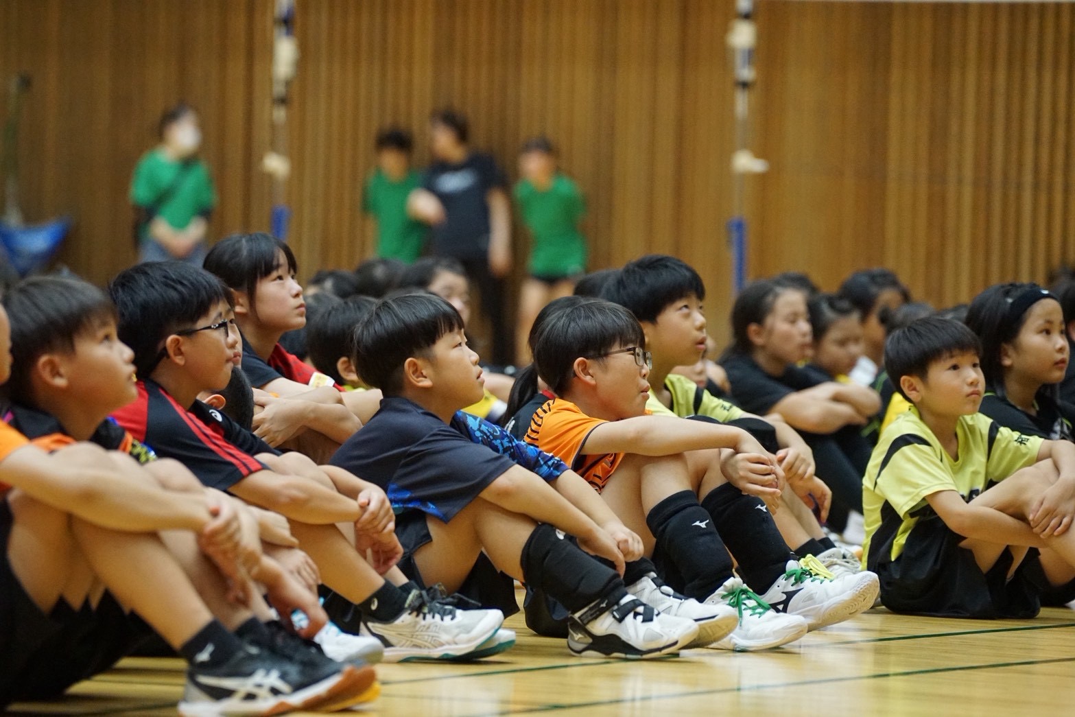 第35回福井県ソフトバレーボール大会で試合を見守る粟野の選手たち