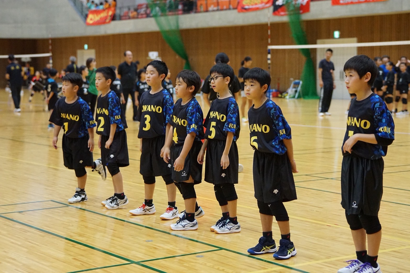 第35回福井県ソフトバレーボール大会の試合前に整列する粟野男子チーム