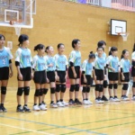 第15回南越招待小学生バレーボール大会で試合前に整列する粟野女子チーム