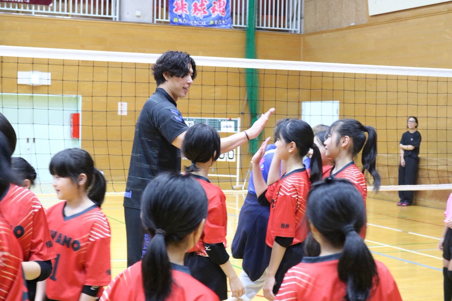 第15回南越招待小学生バレーボール大会で清水邦広コーチと交流する選手たち