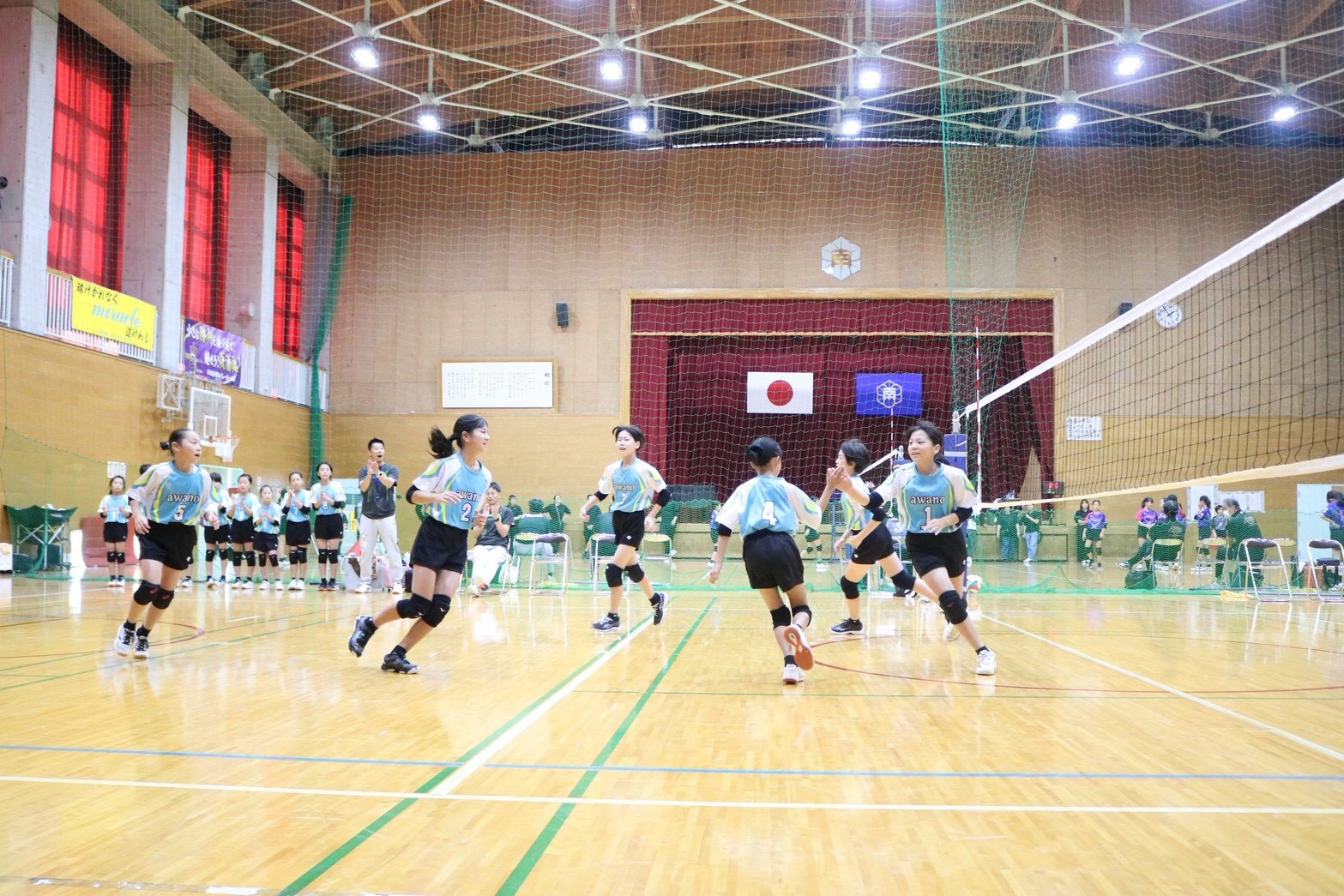 第15回南越招待小学生バレーボール大会でプレーする粟野女子チーム