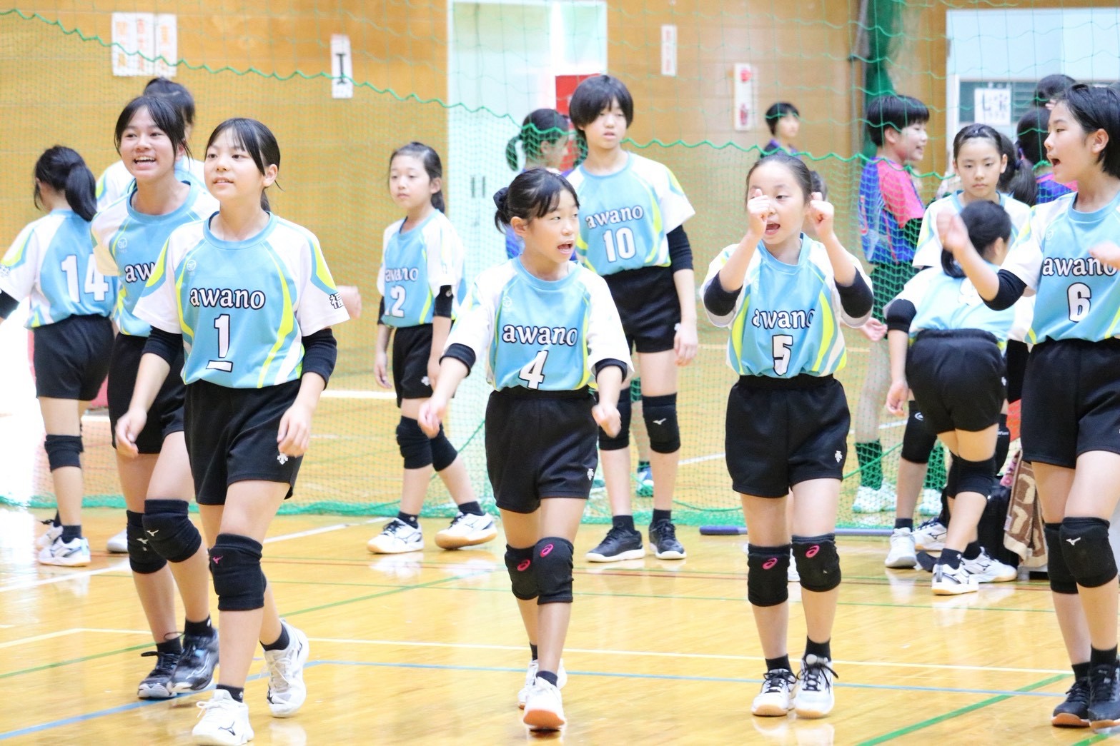第15回南越招待小学生バレーボール大会で声を掛け合う粟野女子チーム