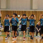 第15回南越招待小学生バレーボール大会で声を掛け合う粟野男子チーム
