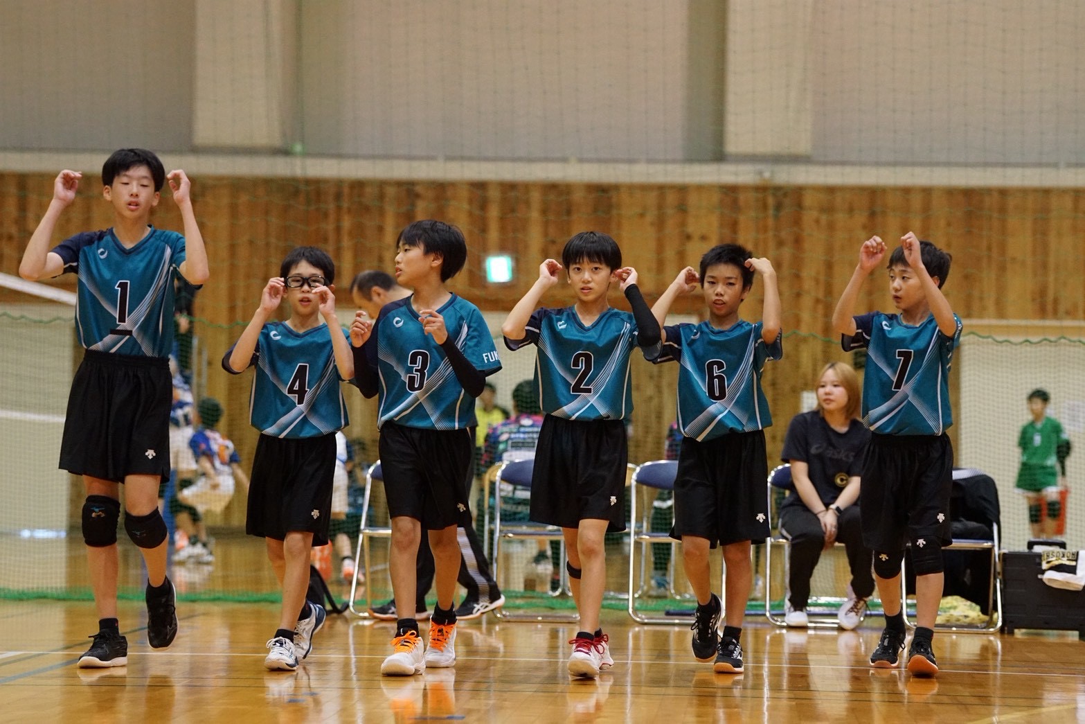 第15回南越招待小学生バレーボール大会で声を掛け合う粟野男子チーム