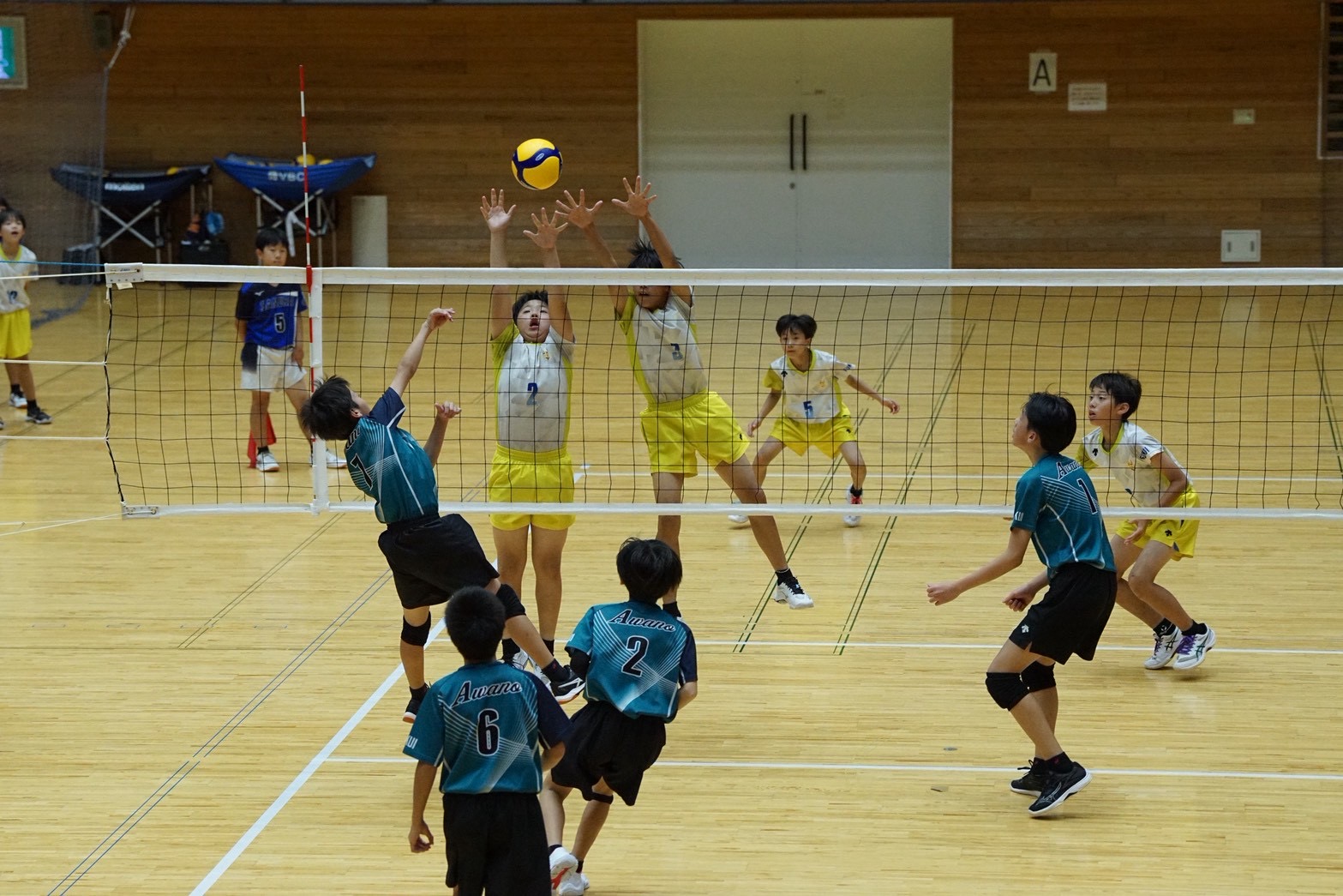 第15回南越招待小学生バレーボール大会で相手ブロックに向かってスパイクを打つ粟野男子選手