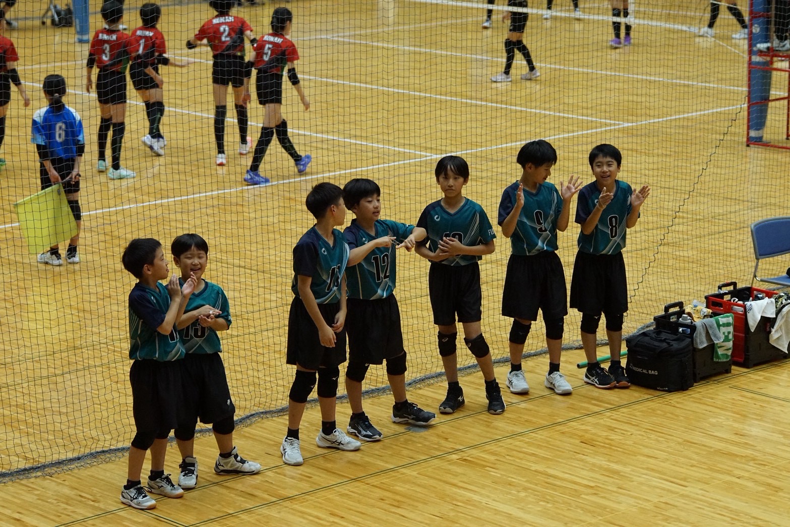 第15回南越招待小学生バレーボール大会でコートの仲間を応援する粟野男子チーム