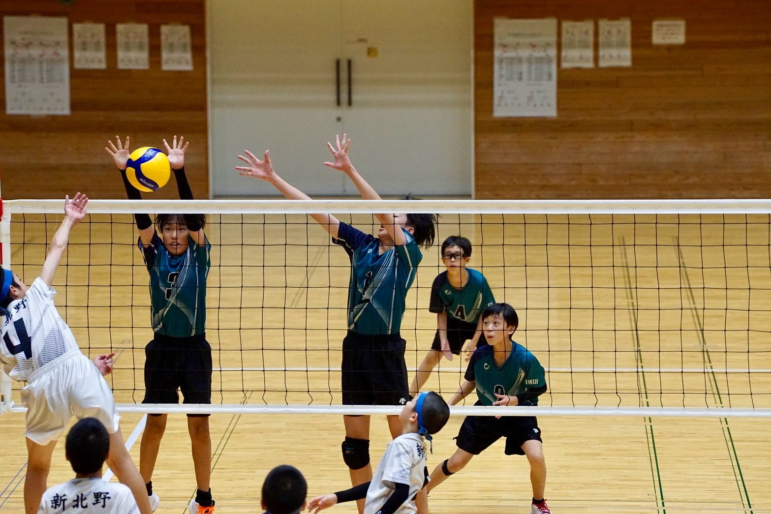 第15回南越招待小学生バレーボール大会で相手のスパイクをブロックする粟野男子選手